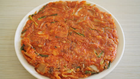 Koreanischer-Kimchi-pfannkuchen-Oder-Kimchijeon---Gebratenes-Gemischtes-Ei,-Kimchi-Und-Mehl---Koreanischer-Essensstil