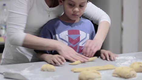 Niño-Pequeño-Aprendiendo-A-Hornear-Pan-Con-Su-Madre-En-La-Cocina-Almacen-De-Video