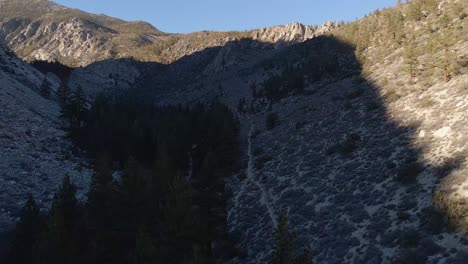 Luftaufnahme-Eines-Tals-Mit-Kiefern-Umgeben-Von-Bergen-In-Der-Ost-sierra-Nevada-In-Kalifornien,-Wo-Der-Inyo-National-Forest-Big-Pine-Lakes-Wanderschleife-Und-Der-Kings-Canyon-National-Park-Aufeinander-Treffen