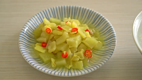 Würziger-Salatgurkenkohl-Oder-Sellerie-Mit-Sesamöl---Asiatischer-Essensstil