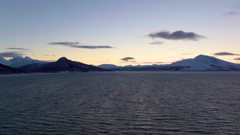 Hermosa-Puesta-De-Sol-Que-Recorta-Una-Cordillera-Y-El-Mar-En-Noruega
