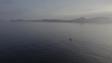 Atemberaubender-Blick-Auf-Das-Segelboot-Auf-Einer-Ruhigen-Seelandschaft-In-Richtung-Der-Insel-Cies-Auf-Den-Atlantischen-Inseln-Des-Galizien-nationalparks-In-Spanien