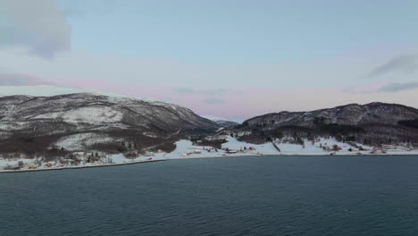 Schöne-Luftaufnahme-Eines-Norwegischen-Schneebedeckten-Gebirgstals