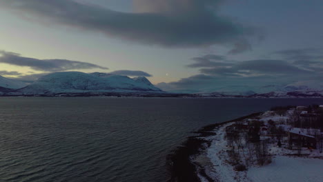 Schöne-Landschaftsaufnahme-Eines-Sonnenuntergangs-Während-Einer-Polarnacht-In-Norwegen