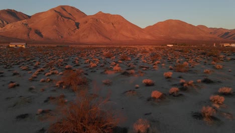 Desert-landscape-with-mountains-in-California-during--sunrise