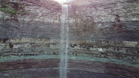 Wasserfall-Neigung-Felsvorsprung-Im-Hintergrund