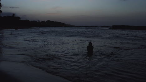Frau,-Die-Tropisches-Strandparadies-In-Puerto-Plata-Bei-Sonnenuntergang-Genießt
