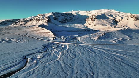 Vista-Aérea-Del-Glaciar-Kviarjokull-Durante-El-Invierno-En-El-Sur-De-Islandia