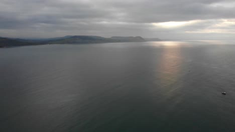 Dramatische-Luftaufnahme-Von-Lyme-Bay-Und-Der-Jurassic-Coast-South-West-England-An-Einem-Frühen-Morgen-Bei-Sonnenaufgang