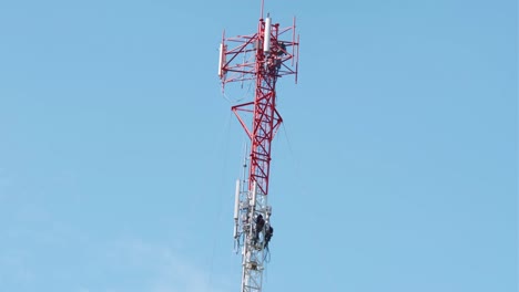 Hombre-Trabajando-En-Una-Torre-De-Comunicación-Y-Realizando-Reparaciones-O-Mantenimiento