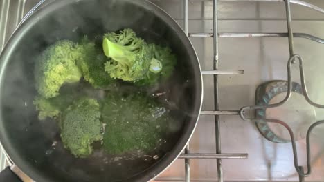Comida-Saludable-Vegetal-De-Brócoli-A-Cámara-Lenta-En-Una-Olla-De-Agua-Caliente