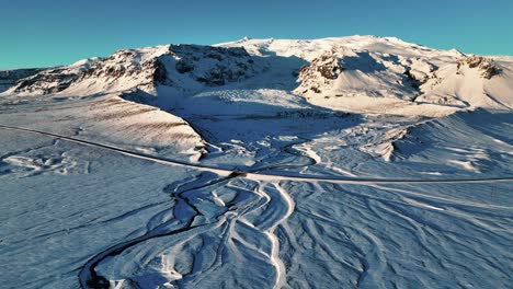 Vista-Aérea-De-La-Ruta-1,-Próxima-Carretera-De-Circunvalación-En-El-Glaciar-Durante-La-Temporada-De-Invierno-En-Islandia