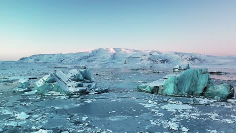 Fliegen-Zwischen-Eisbergen-Mit-Gebrochenem-Eis,-Das-In-Der-Lagune-Schwimmt
