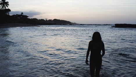 Silhouette-Einer-Frau,-Die-Am-Tropischen-Strand-In-Der-Dominikanischen-Republik-Spazieren-Geht