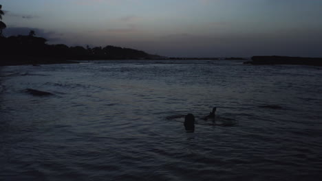 Silhouette-Einer-Frau,-Die-Bei-Sonnenuntergang-In-Puerto-Plata-Am-Ozeanufer-Schwimmt