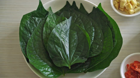 Miang-Kham-–-Eine-Vorspeise-Mit-Royal-Leaf-Wrap-–-Ist-Ein-Traditioneller-Südostasiatischer-Snack-Aus-Thailand-Und-Laos