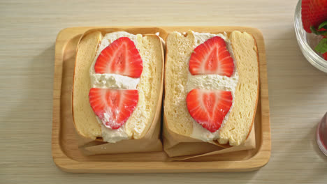 Pfannkuchen-Sandwich-Erdbeere-Frische-Sahne