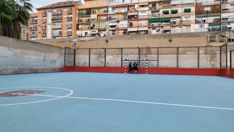 Ende-Des-Street-Football-Fußball-Trainings-In-Valencia,-Spanien