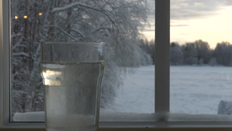 Sprudeltablette-In-Ein-Glas-Wasser-Werfen,-Um-Vitamine-In-Der-Kalten-Wintersaison-Zu-Erhalten