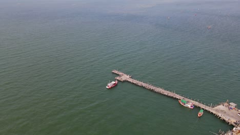 Luftaufnahmen-Aus-Großer-Höhe-Zum-Horizont,-Die-Den-Abschnitt-Des-Fischerdocks-Von-Pattaya-Und-Die-Fischerboote-In-Pattaya,-Thailand,-Zeigen