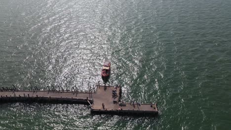 Luftaufnahmen,-Die-Nach-Rechts-Gleiten,-Zeigen-Das-Fischerdock-Von-Pattaya-Mit-Einem-Fischerboot-Und-Dann-Einigen-Fahrzeugen-Auf-Dem-Dock,-Pattaya,-Thailand