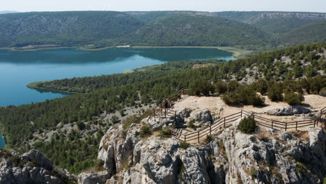 Luftaufnahme-Des-Touristen,-Der-Die-Natur-Am-Aussichtspunkt-Des-Krka-nationalparks-In-Kroatien-Genießt