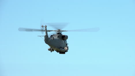 Helicóptero-Gira-360-En-El-Aire,-Aerobáltico,-Gdynia,-Polonia