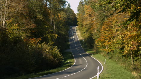 Vehicles-on-the-road-in-autumn