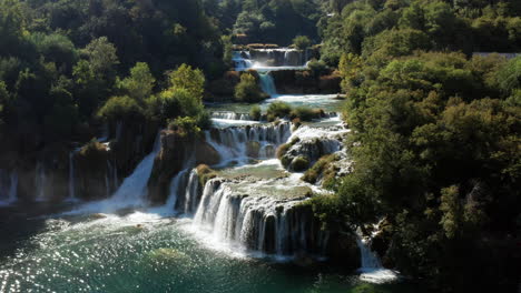 Erstaunliche-Reihe-Von-Wasserfällen-Im-Krka-nationalpark-In-Kroatien