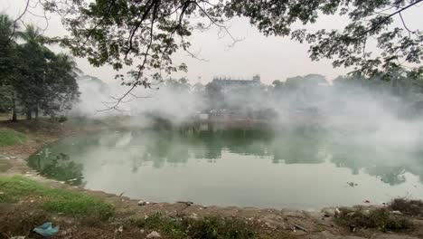 Niebla-Matutina-Sobre-Un-Lago-Contaminado-En-Medio-De-La-Ciudad