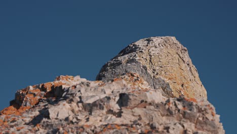 Una-Vista-De-Cerca-De-Las-Formaciones-Rocosas-De-Piedra-Dolomita-De-La-Playa-De-Trollholmsund-En-Noruega