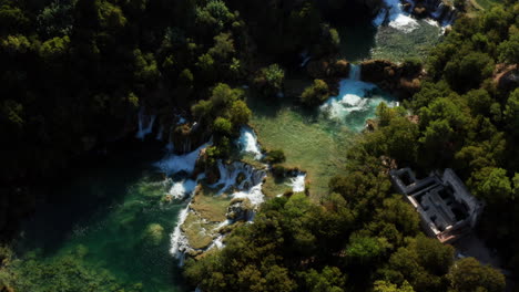 Vogelperspektive-Der-Wasserfälle-Im-Krka-nationalpark-Im-Sommer---Luftdrohnenaufnahme