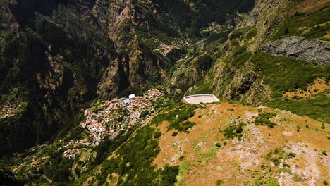 Blick-Auf-Die-Landschaft-Vom-Aussichtspunkt-Paredao,-Madeira,-Portugal,-Europa---Drohnenaufnahme-Aus-Der-Luft