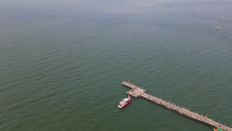Umgekehrte-Luftaufnahmen,-Die-Das-Fischerdock-Von-Pattaya-Von-Seiner-Spitze-Aus-Zeigen-Und-Drei-Fischerboote-Verlangsamen,-Die-In-Pattaya,-Thailand,-Festgemacht-Sind