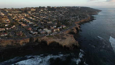 Vista-Aérea-De-Los-Acantilados-De-San-Diego,-Barrio-Residencial-De-Lujo-De-California,-Ee.uu.-Al-Atardecer,-Disparo-De-Drones
