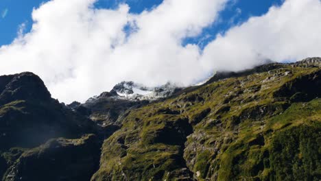 Bottom-Up-Zeitraffer-Einer-Spektakulären-Wolkenlandschaft,-Die-Während-Des-Sommertages-Schneebedeckte-Berggipfel-Bedeckt