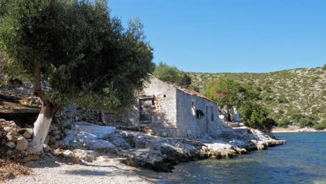 Old-Structure-On-Rocky-Shoreline-Of-Agia-Sofia-Beach-In-Kefalonia-Island,-Greece