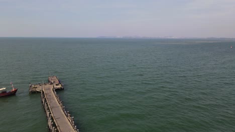 Luftaufnahmen,-Die-Nach-Rechts-Gleiten-Und-Dieses-Rote-Fischerboot-Und-Das-Fischerdock-Von-Pattaya,-Pattaya,-Thailand,-Zeigen