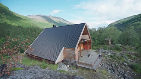 Cabaña-Aislada-En-Medio-De-Un-Pintoresco-Paisaje-Montañoso-En-Lyngsdalen,-Noruega