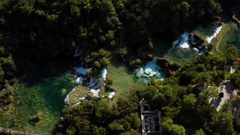 Wasserfälle-Am-Fluss-Krka,-Nationalpark,-Dalmatien,-Kroatien---Antenne-Von-Oben-Nach-Unten
