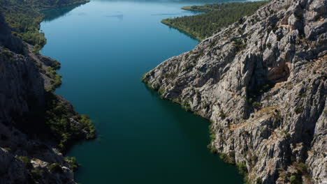 Erstaunliche-Aussicht-Auf-Den-Krka-nationalpark-Und-Die-Flussschlucht-In-Kroatien---Luftaufnahme