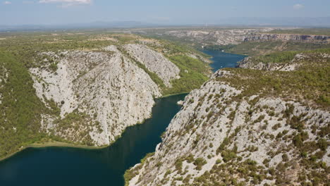 Cañón-Pintoresco-En-Croacia---Parque-Nacional-Krka-Durante-El-Día---Toma-Aérea-De-Drones