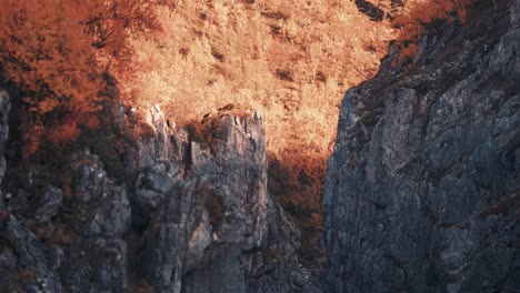 Kranaufnahme-Der-Abgebrochenen-Und-Zerklüfteten-Wände-Des-Silfar-Canyons,-Norwegen