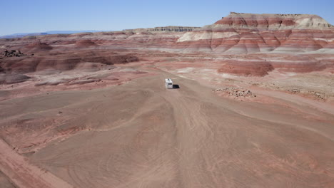 Eine-Luftaufnahme-Eines-Wohnmobils,-Das-Durch-Die-Wüste-Von-Utah-Zum-Mars-Research-Center-Mit-Verrückten-Felsformationen-Fährt
