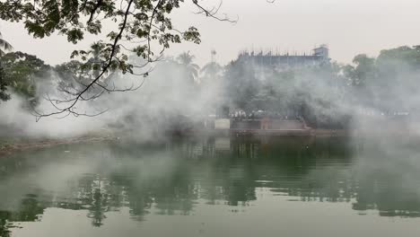 Niebla-Del-Insecticida-En-Aerosol-Flotando-Sobre-El-Estanque-Del-Parque-En-Dhaka