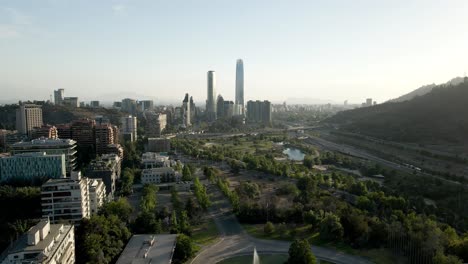 Luftaufnahme-Des-Finanzviertels-Der-Stadt-Santiago-De-Chile-Mit-Dem-Sonnenuntergang-Am-Horizont---Drohnenaufnahme