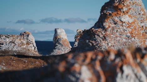 Una-Vista-De-Cerca-De-Las-Formaciones-Rocosas-De-Piedra-Dolomita-De-La-Playa-De-Trollholmsund-En-Noruega