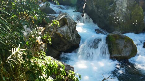 Idyllischer-Wasserfall,-Der-In-Einen-Natürlichen-See-Im-Nationalpark-Von-Neuseeland-Fließt---Langsamer-Schwenk