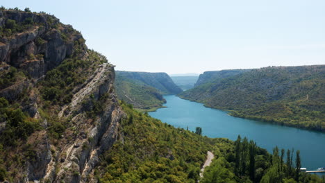 Ruhiges-Wasser-Des-Krka-flusses-Im-Krka-nationalpark,-Kroatien,-Europa---Luftdrohnenaufnahme