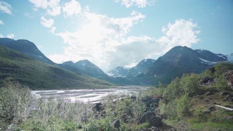 Fluss-Lyngsdalselva-Entlang-Des-Weges-Im-Tal-Lyngsdalen-In-Lyngen,-Norwegen